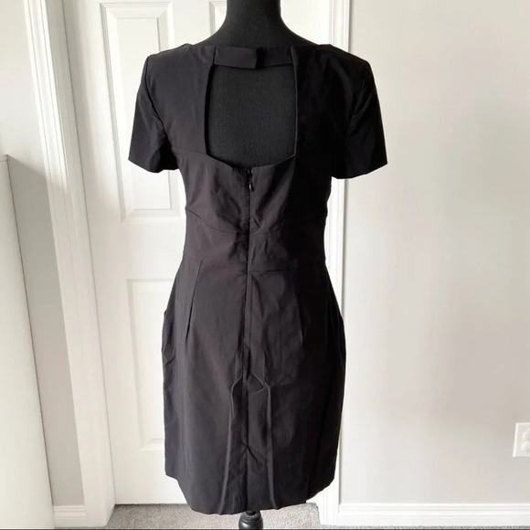 Le Chateau Stretch  Keyhole Neckline Sheath Dress - Picture 3 of 14